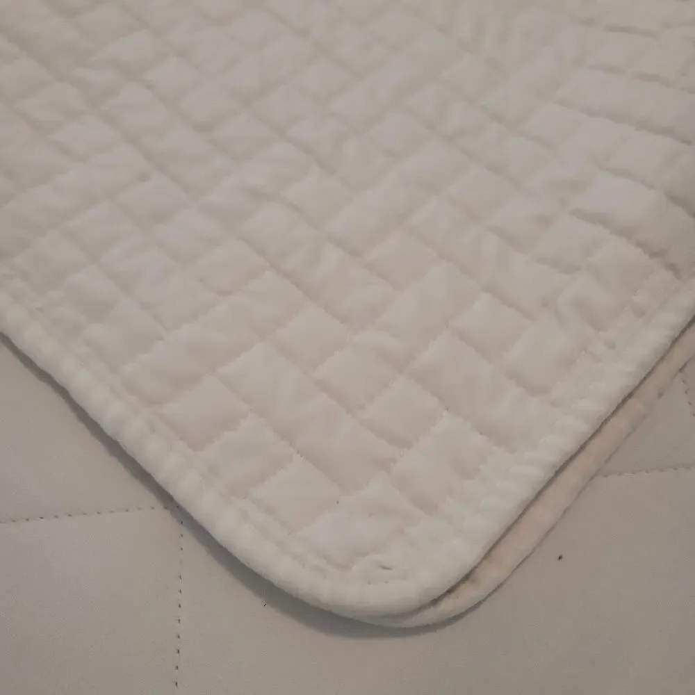 Vintage quilted blanket Coverlet Bedspread Queen/Full White Crosshatching round